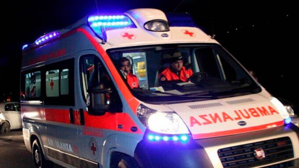 Rimini. Si schianta contro una moto sul cavalcavia della Grotta Rossa e poi fugge: caccia al pirata della strada