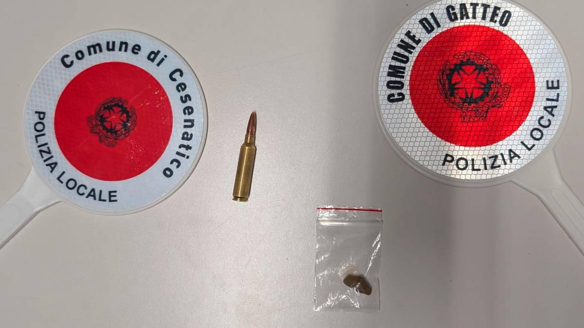L’hashish e il proiettile sequestrati