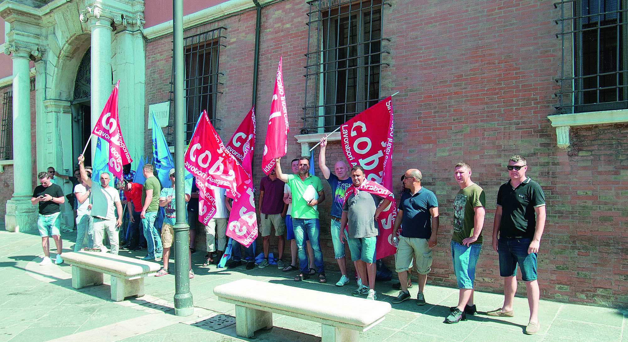 Faenza, lavoratori in protesta bloccano poi incontrano il prefetto