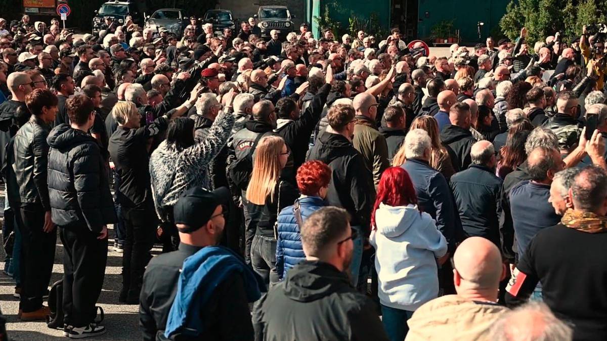 Predappio. In mille per la marcia su Roma. Il saluto romano. VIDEO