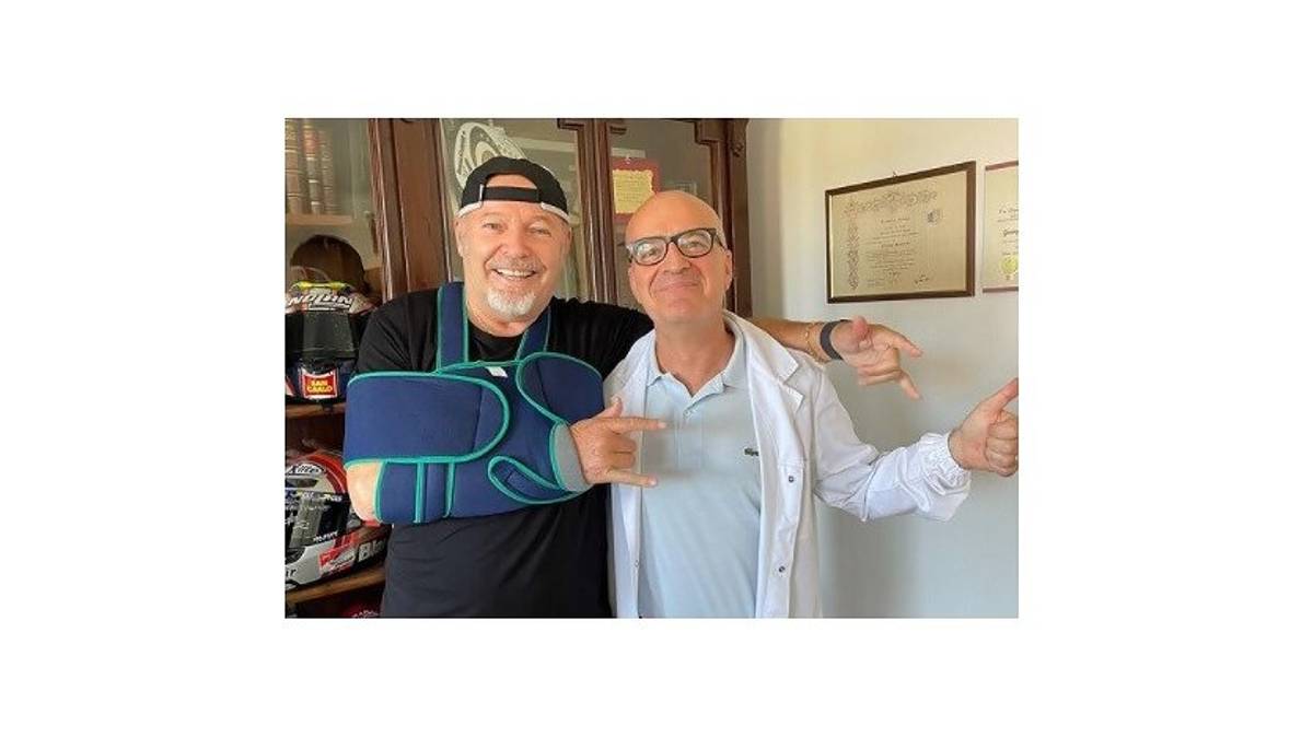 Vasco Rossi si cura a Forlì dopo la caduta in bicicletta: Sono una roccia