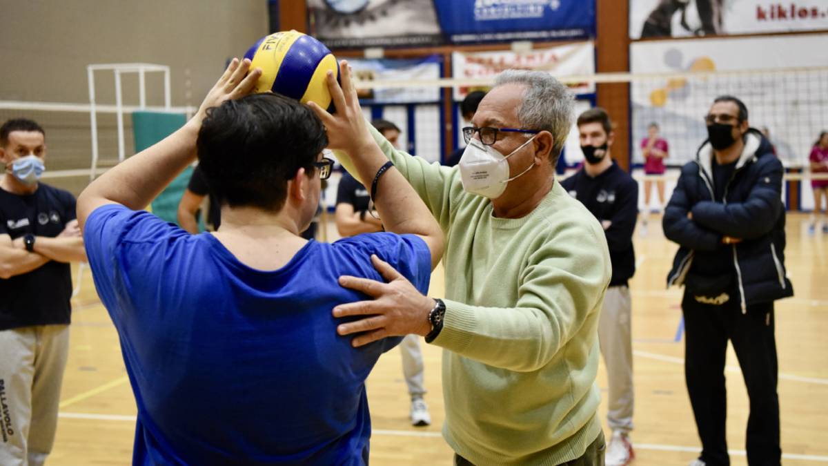 Volley, Julio Velasco in visita ai ragazzi della Dinamo Bellaria