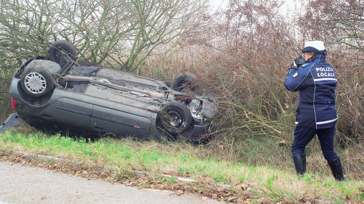 Incidente a Ravenna. Auto si ribalta in via Canale Molinetto, ferita una 30enne
