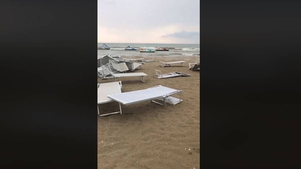 Maltempo a Cervia: volano di nuovo ombrelloni e lettini - VIDEO