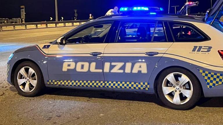 Rimini, non si ferma all’alt e sbatte su un’auto della Polizia durante la fuga: 30enne arrestato