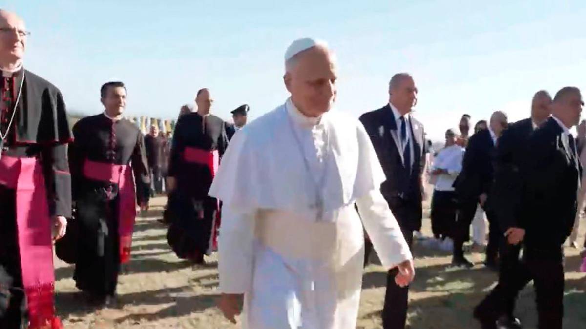 Papa Leone XIV è atterrato a San Marino: subito una carezza ai fedeli presenti all’arrivo