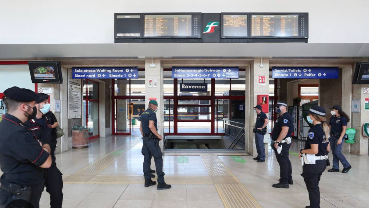 Ravenna, controlli alla stazione con denunce per furto e resistenza