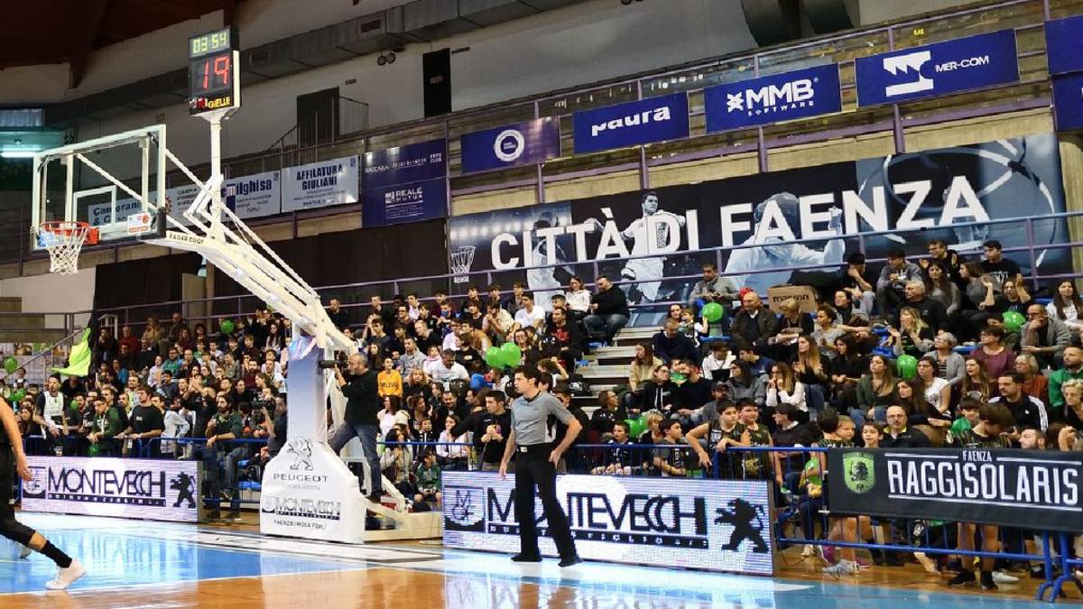 Basket serie B, chiusa una curva al Pala Cattani di Faenza