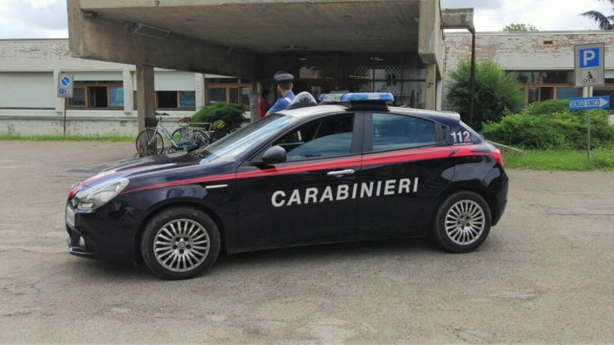 Armato di coltello minaccia tutti di morte all'Asp di Imola