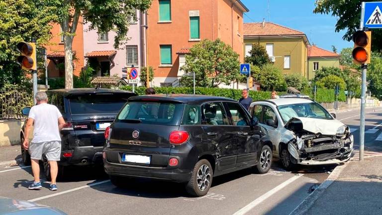 Cesena, incidente: scontro tra tre auto all’incrocio, ferita una donna, via Plauto chiusa al traffico