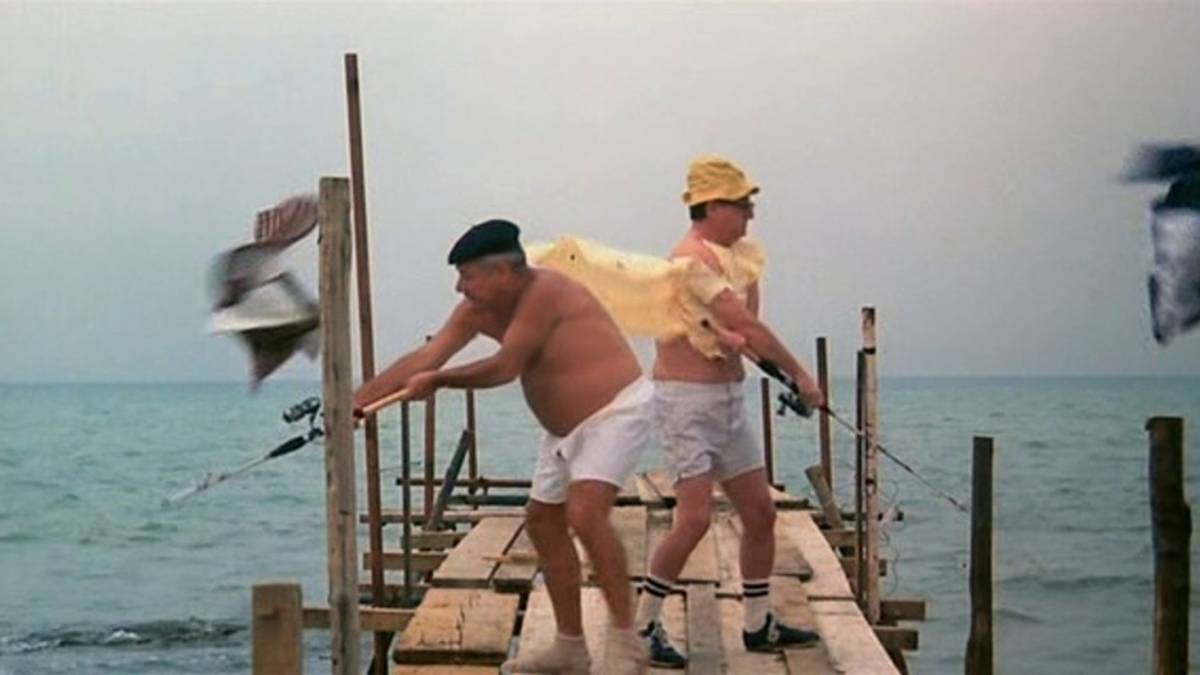 Ravenna, pescatore di frodo stile Fantozzi: si ribalta in acqua nel porto