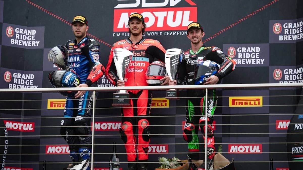 Motociclismo, Supersport: Bulega, vittoria da urlo in Australia