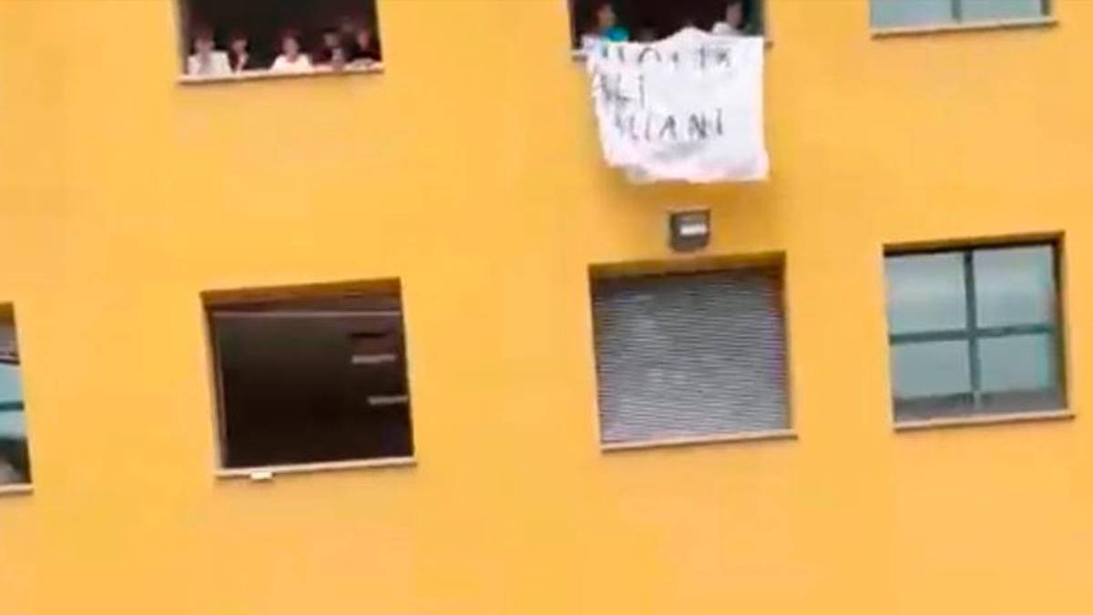 Il lenzuolo esposto al liceo da alcuni studenti con la scritta “L’Italia agli Italiani”