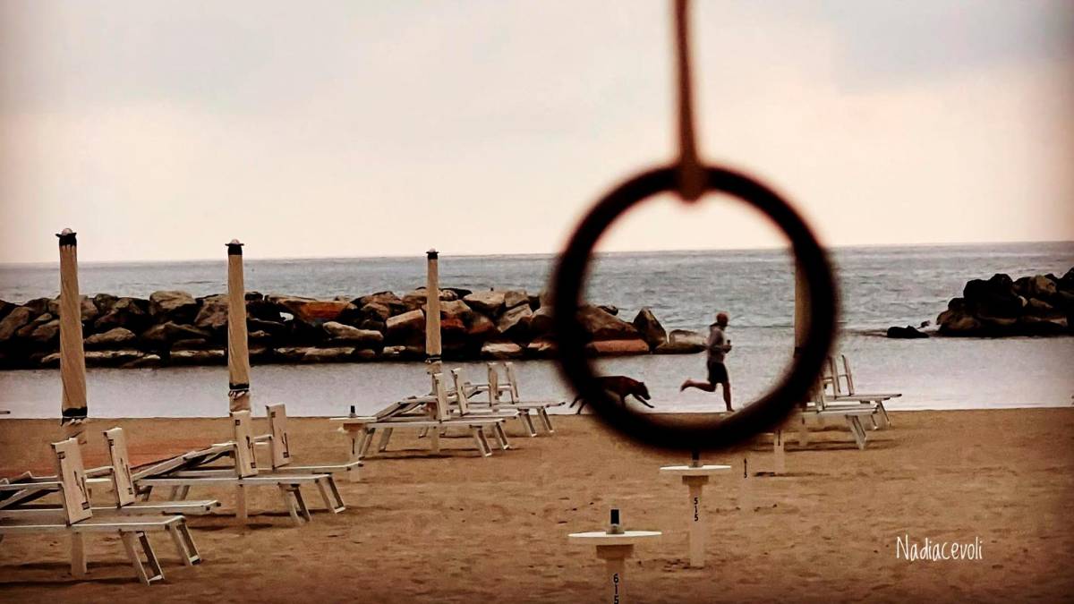 La tabaccaia di Torre Pedrera: “Fotografo ogni giorno l’alba sul mare”