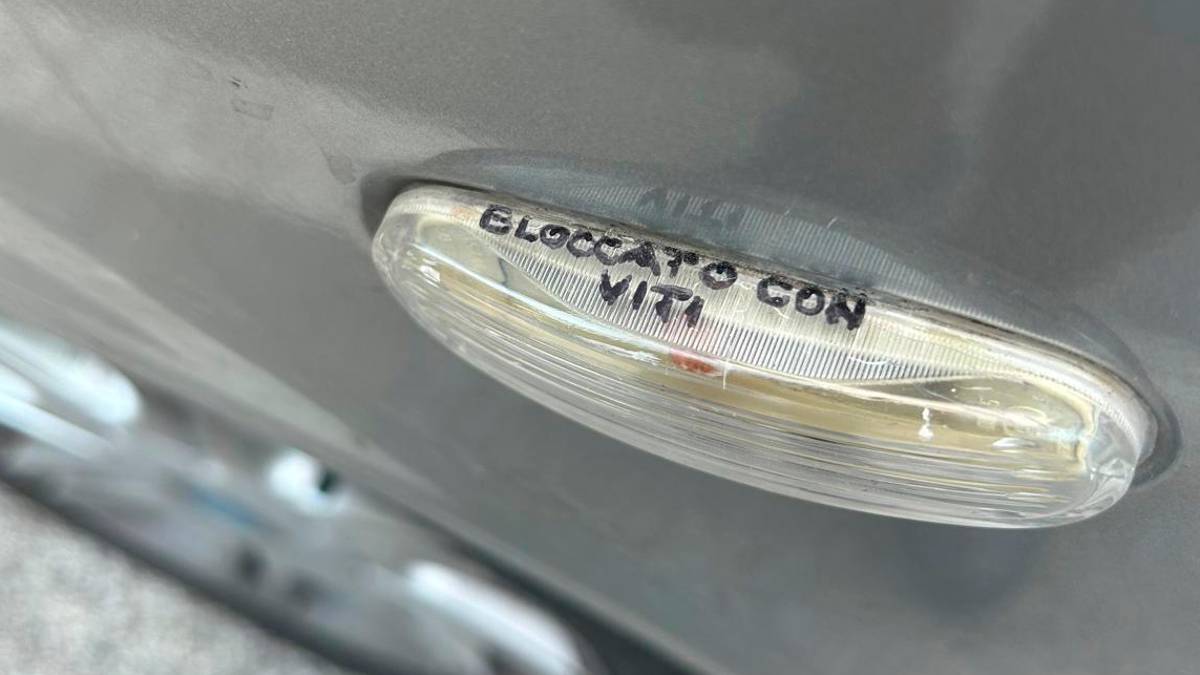 Cesena, gli rubano più volte le “frecce” dell’auto e avvisa i ladri: “Le ho bloccate con le viti”