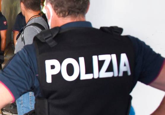 Rimini, “mi hai tamponato, dammi 100 euro”: prova il finto incidente, ma vuole truffare un poliziotto e viene arrestato