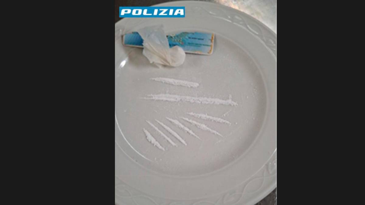 La cocaina era vicina ad alimenti da servire ai clienti, con pericolo di contaminazione