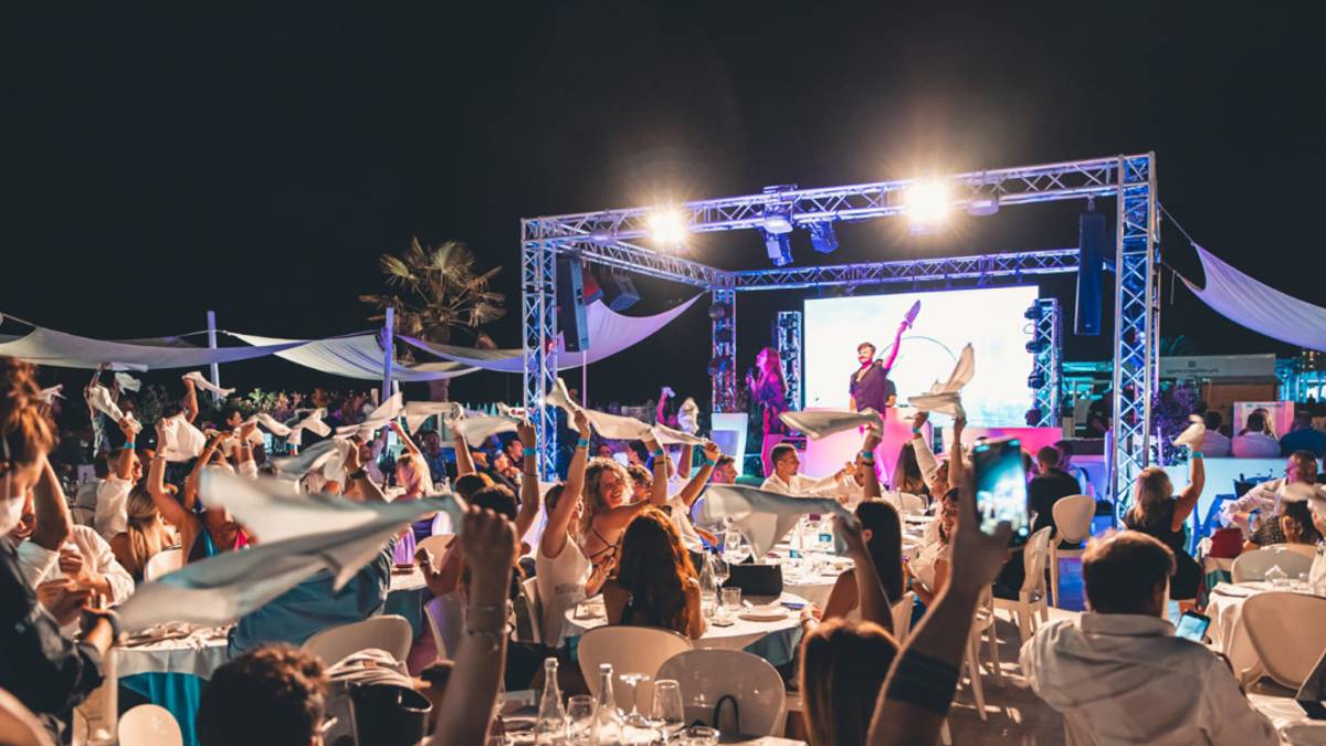 Francesco Cicchella all'Opera Beach Club di Riccione
