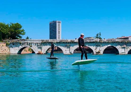 L’e-Surf in volo nell’invaso del ponte di Tiberio