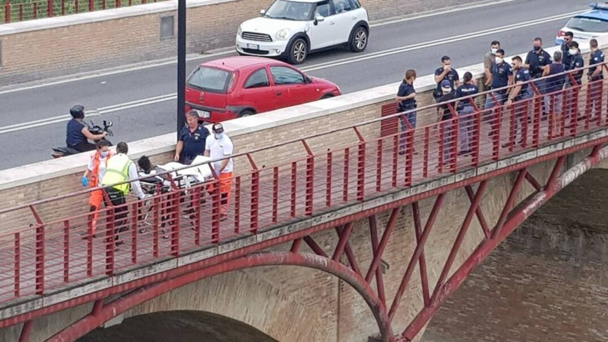 Cesena, “Senza di lei voglio morire”: 20enne salvato al Ponte Nuovo