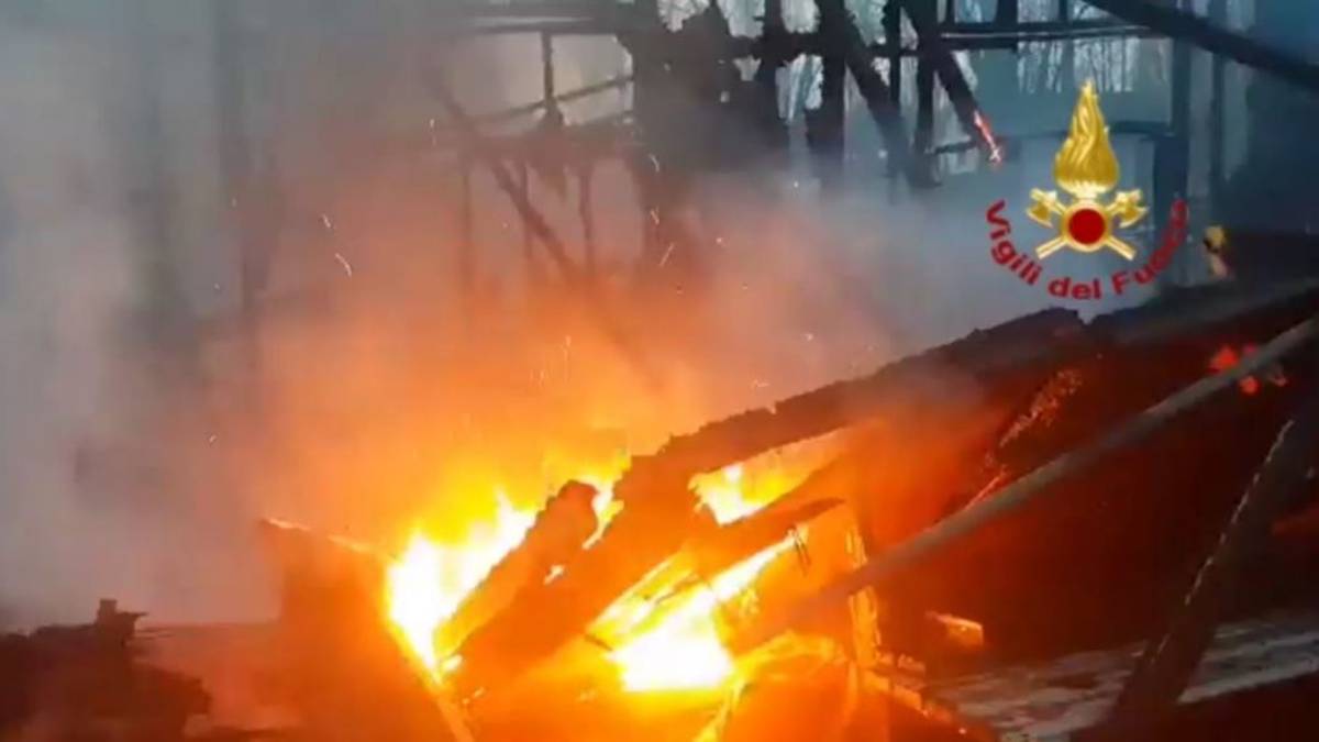 Riccione. Incendio brucia il deposito dei go-kart. Salvato il bar