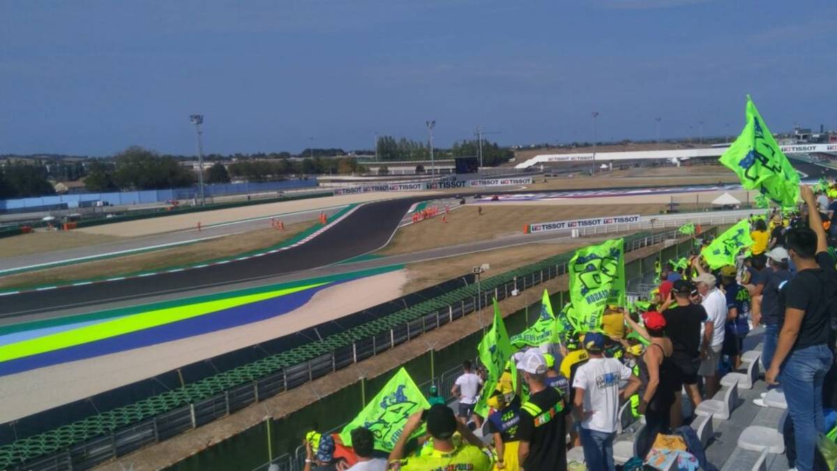 MotoGp, il tifo di Rossi ha ammainato le bandiere a Misano - Video