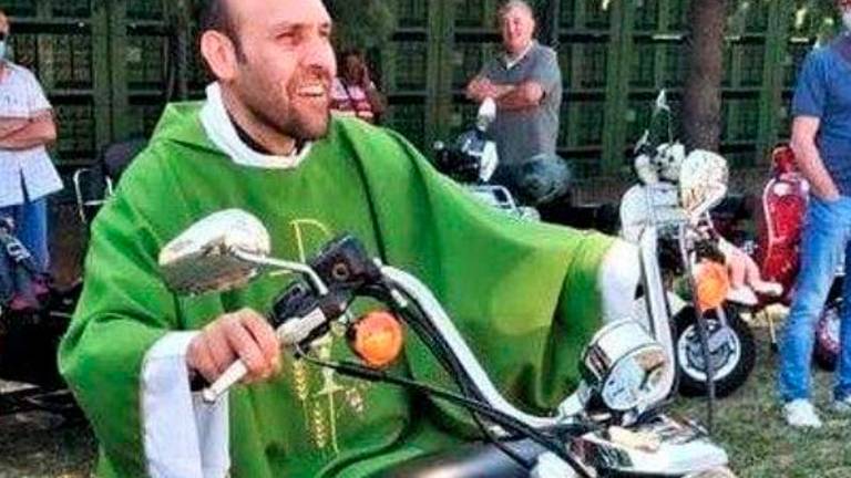 Don Filippo Cappelli in moto