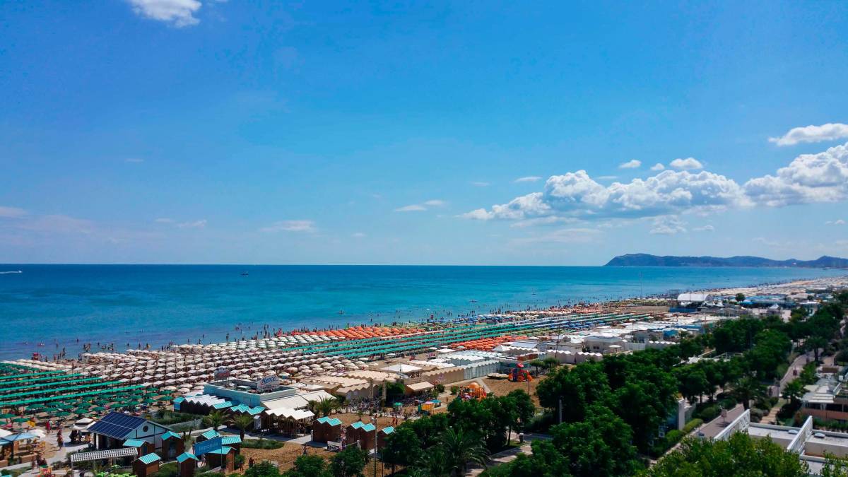 Riccione, arrivano i bandi per la concessione di 14 zone di spiaggia ma non riguardano i servizi a monte