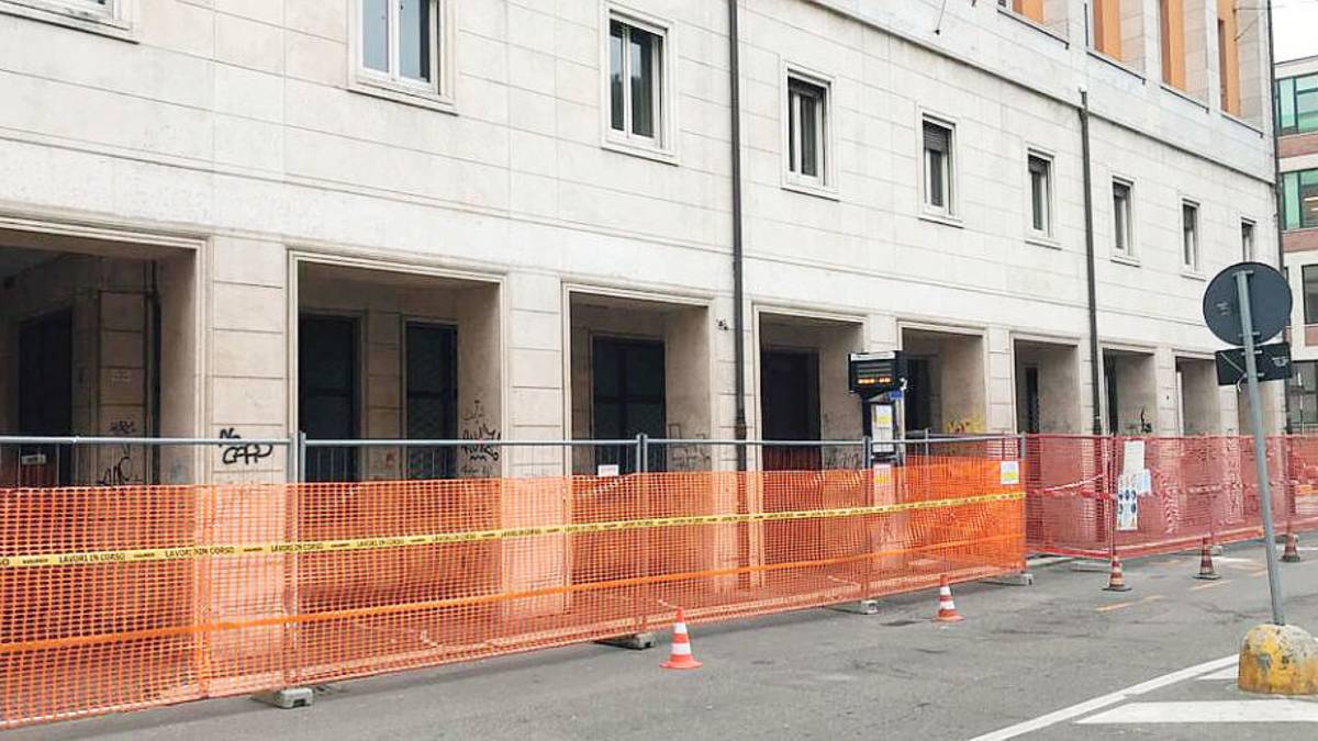 Ravenna, Piazza Caduti verso la rinascita: si ripuliscono anche i portici