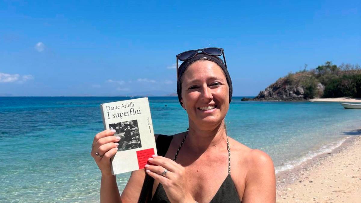 La professoressa Domeniconi con il libro trovato in Indonesia