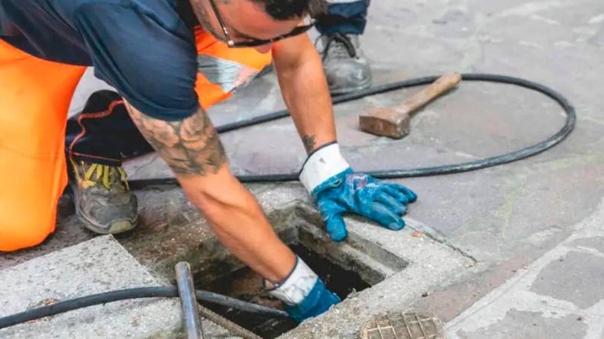 I lavori di pulizia di un tombino