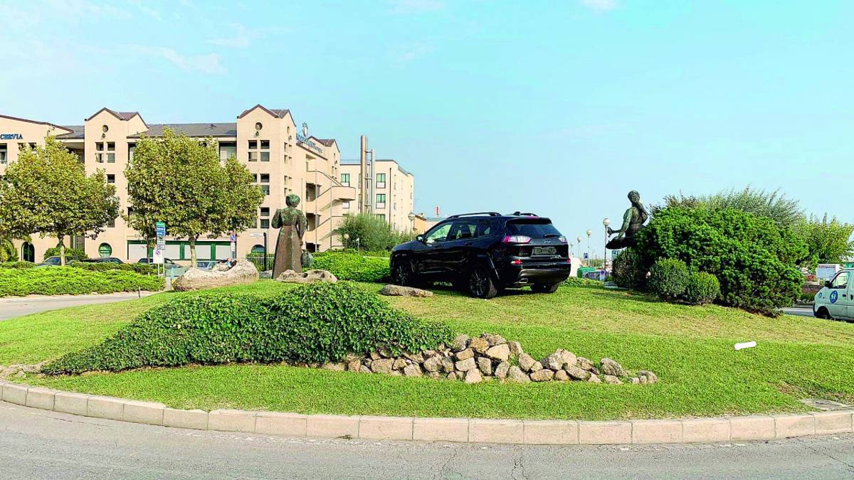 Suv pubblicitario nella rotonda di Grazia Deledda. Polemiche a Cervia