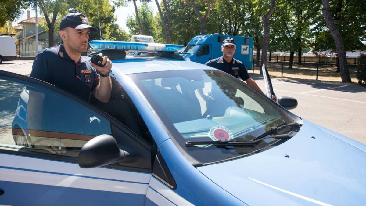 Spray urticante per bloccare la zuffa tra due ghanesi