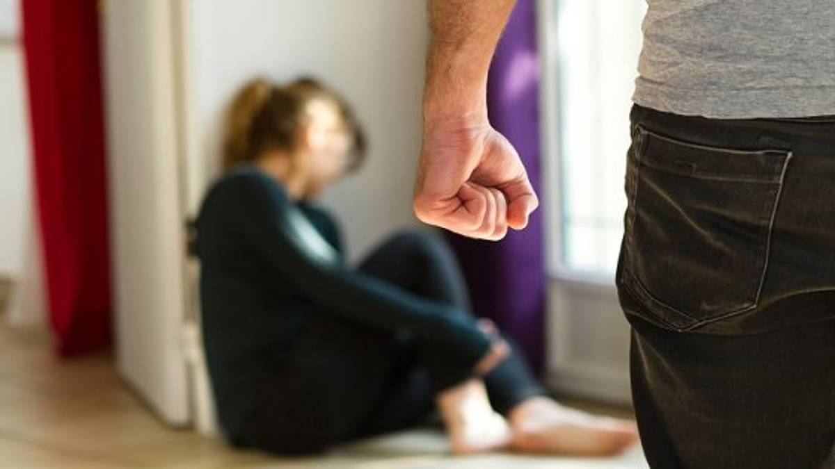Rimini, picchiata dal convivente pugile. Donna devi stare al tuo posto