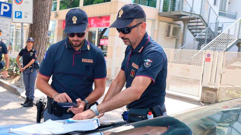 Cesenatico, distruggono a calci e pugni la vetrata alla fermata del bus: arriva la Polizia e denuncia due giovani