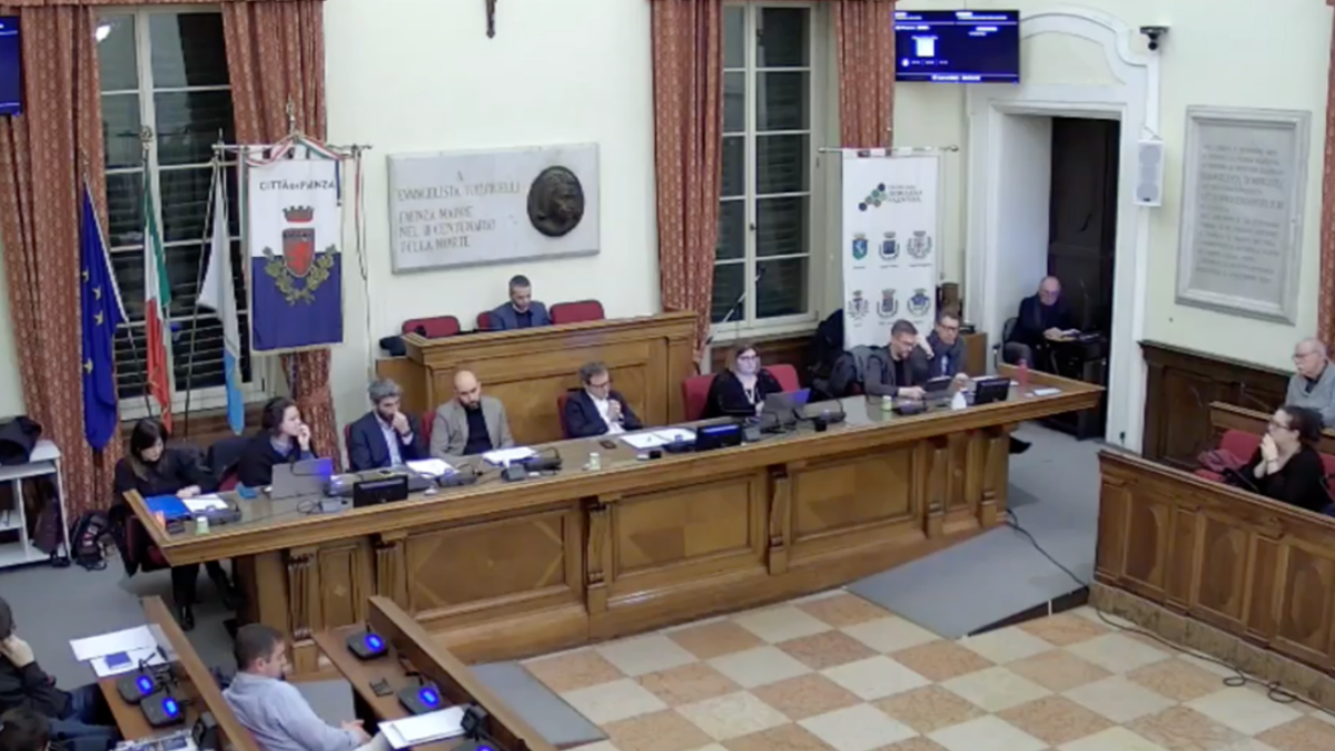 Faenza, aumento degli stipendi di sindaco e assessori: monta la polemica