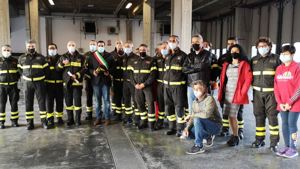 Ravenna, per il sindaco De Pascale un casco autografato dai Vigili del Fuoco