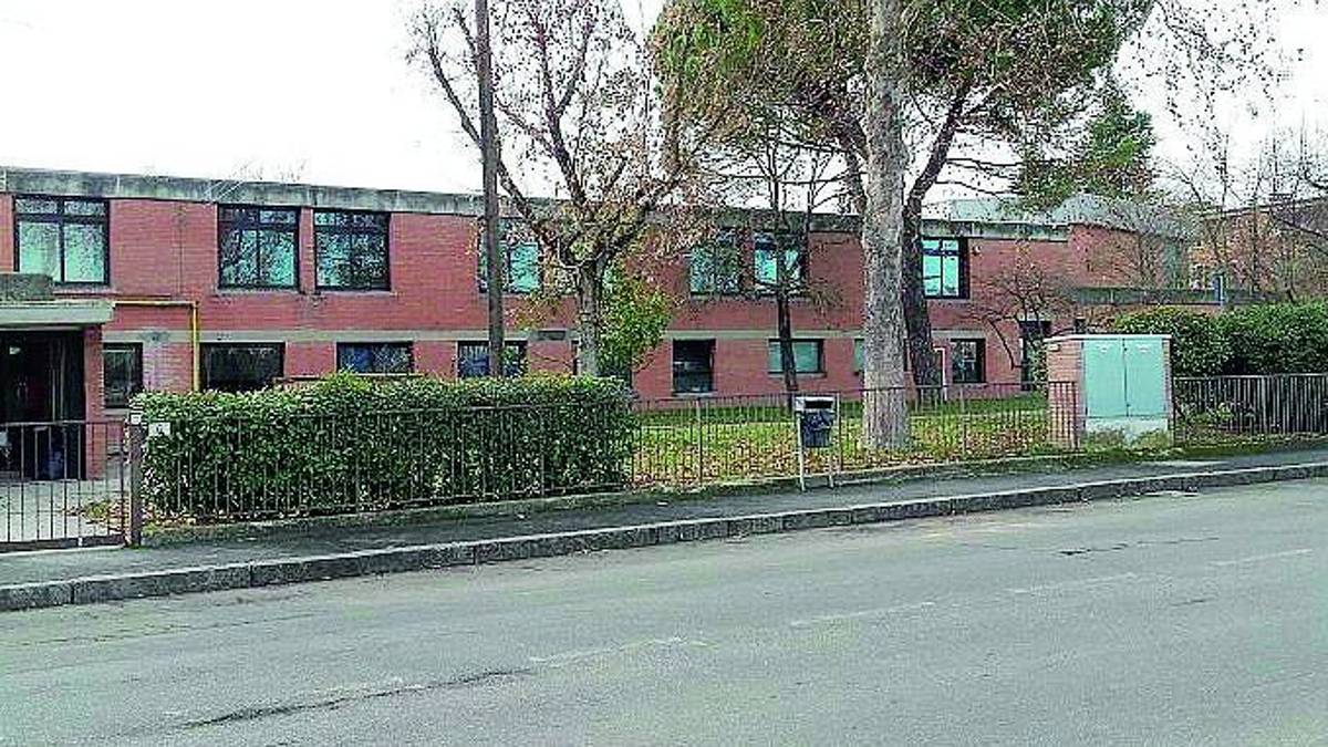 Imola, piove sui banchi. Trasferita una classe della scuola primaria