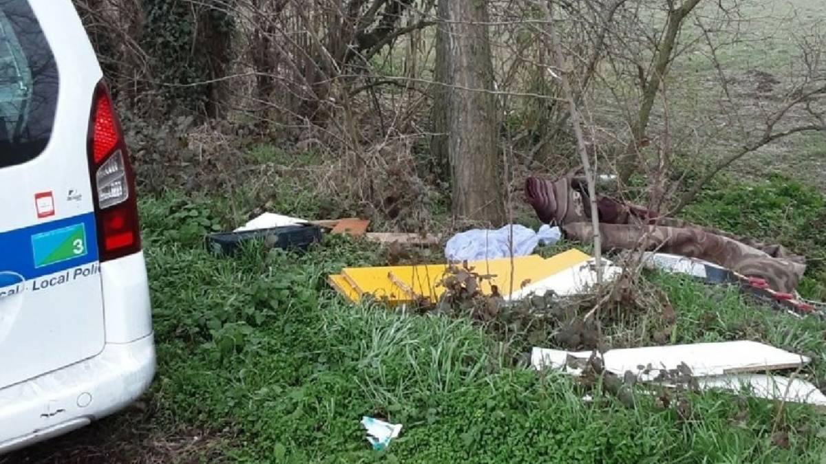 Scaricano rifiuti a bordo strada: beccati dalle telecamere a Sogliano e autocarro sequestrato
