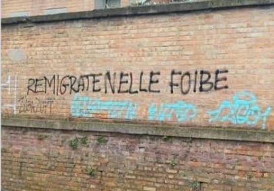 Rimini, “scritte vergognose di fronte al Giardino delle Vittime delle Foibe”: la denuncia di Fratelli d’Italia