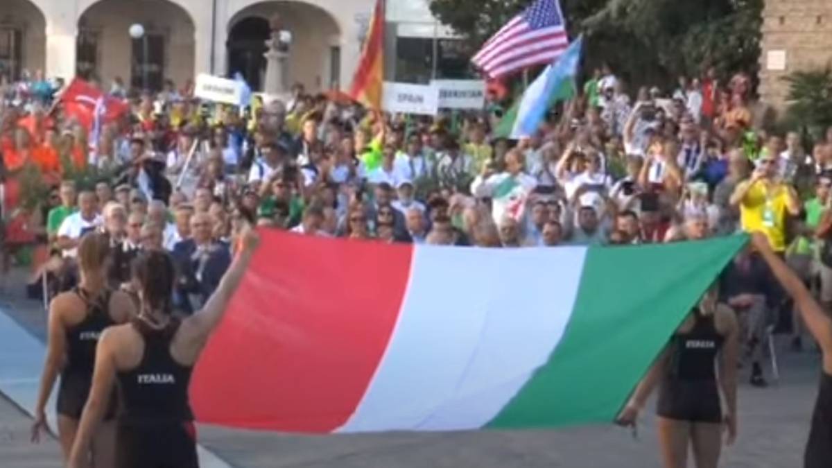 Cervia, la spettacolare sfilata dei tremila atleti per l'apertura dei Csit World Sports Games VIDEO