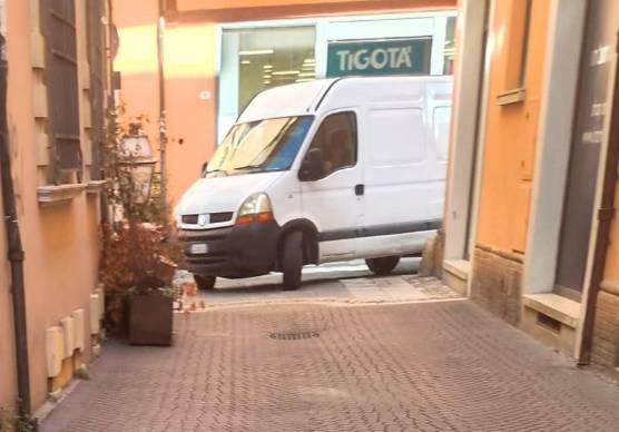 Il furgone proveniente da corso Sozzi in entrata in vicolo Masini
