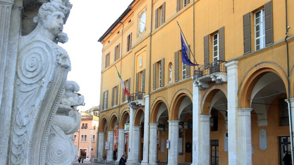 Cesena, l'orologio comunale si illuminerà di giallo contro l'endometriosi