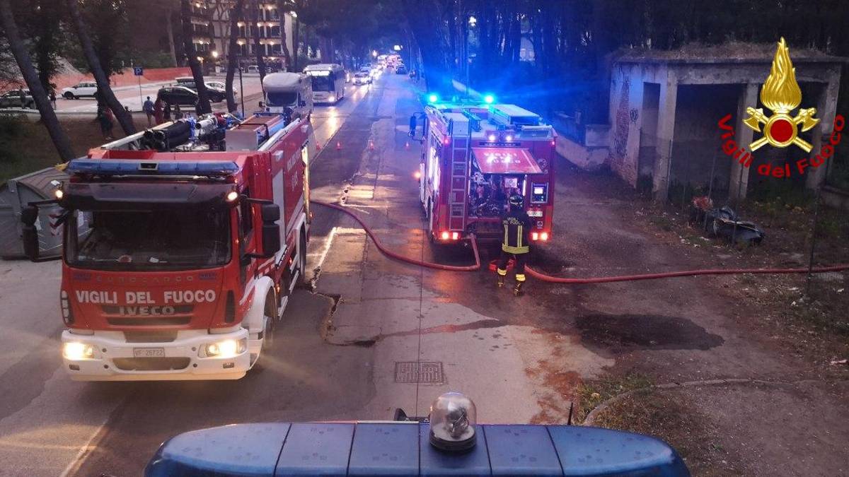 Milano Marittima, incendio nella notte in una ex colonia: i Vigili del Fuoco salvano la pineta
