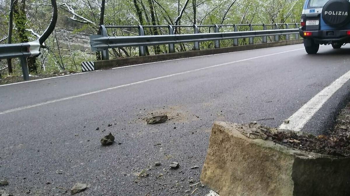 Caduta massi lungo la ss 67 a Portico
