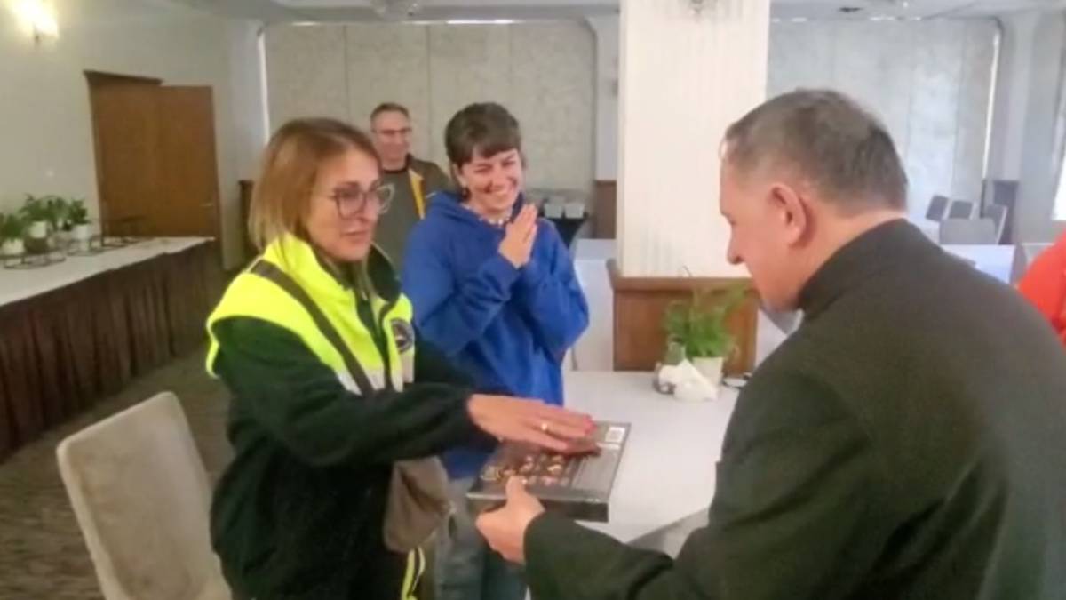 L'arcivescovo di Leopoli dona i rosari di Giovanni Paolo II ai volontari forlivesi: Grazie a tutti VIDEO