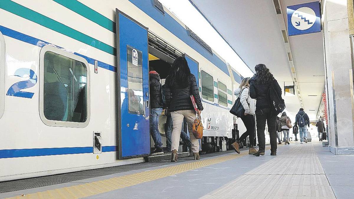 Caricava la bici in treno a Rimini per andare a rubare a Falconara: scoperto e denunciato