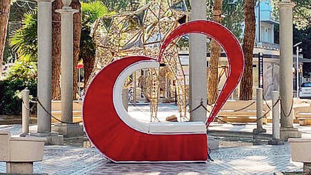 Con i cuori luminosi di San Valentino, Milano Marittima fa da sfondo agli innamorati