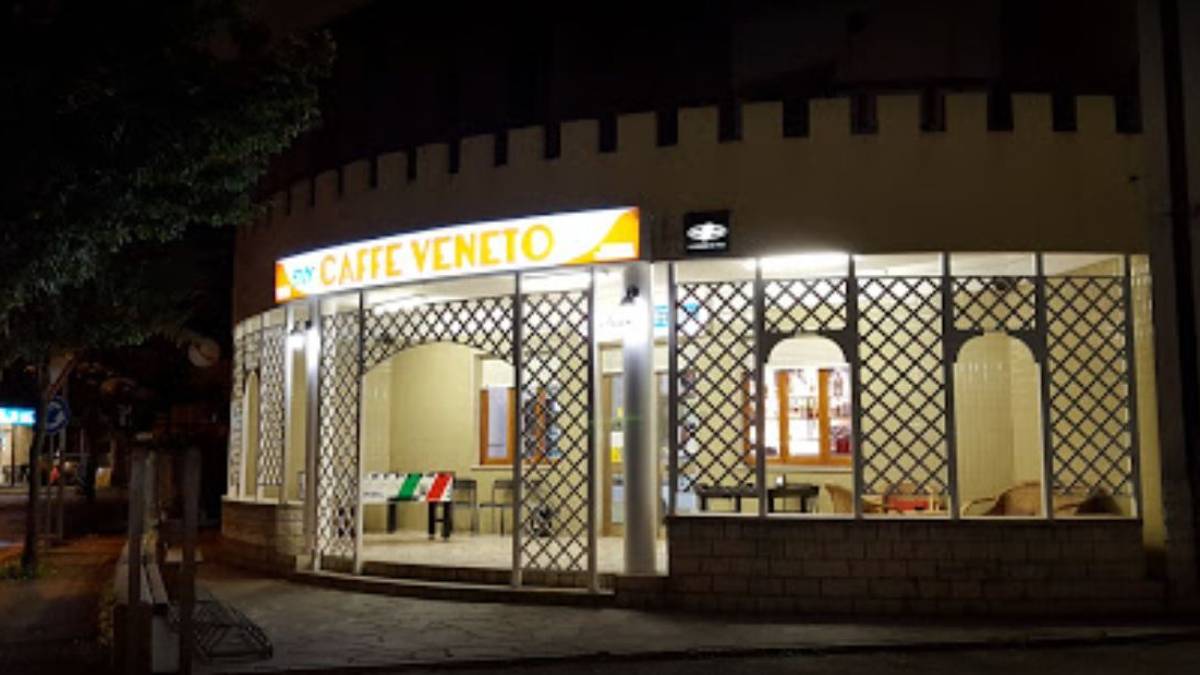 Crolla insegna in un bar di Riccione: barista portata in ospedale
