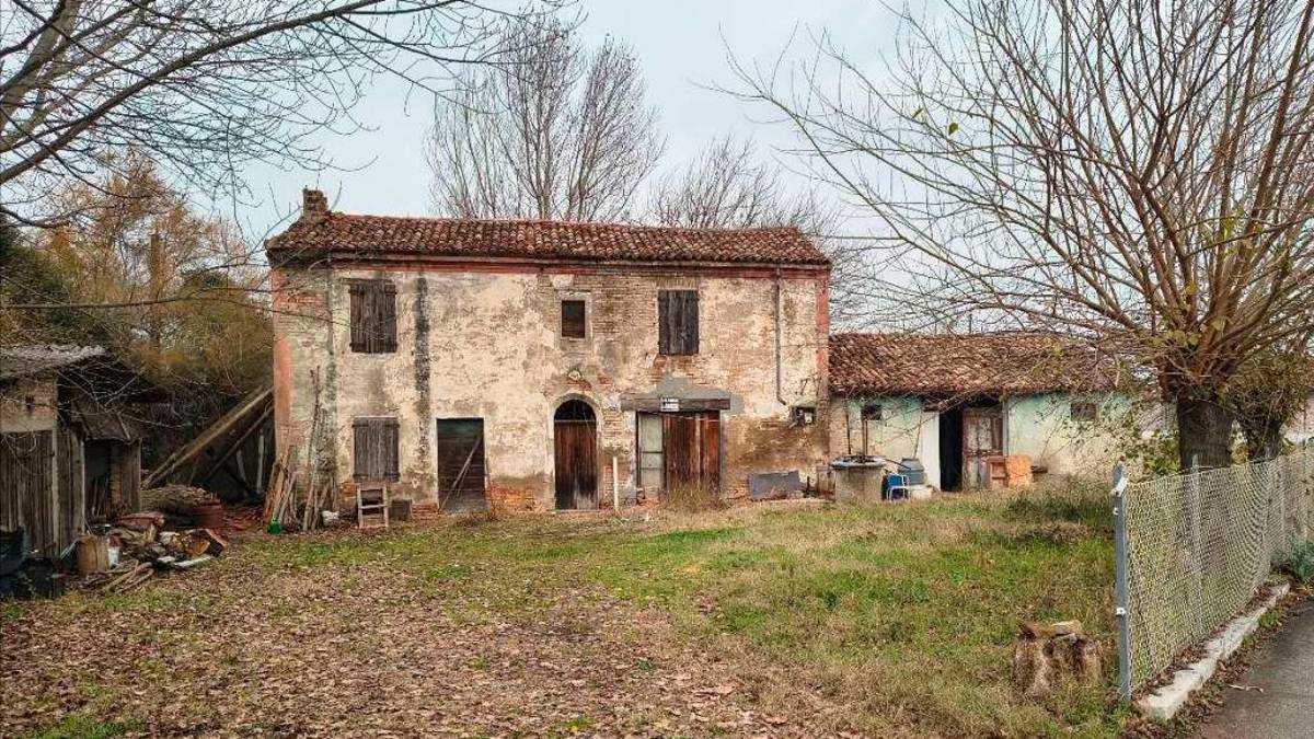 La foto del fabbricato, indicato come rudere, scattata l’anno scorso e inserita nella relazione allegata allo studio della società Enser sui possibili tracciati della circonvallazione